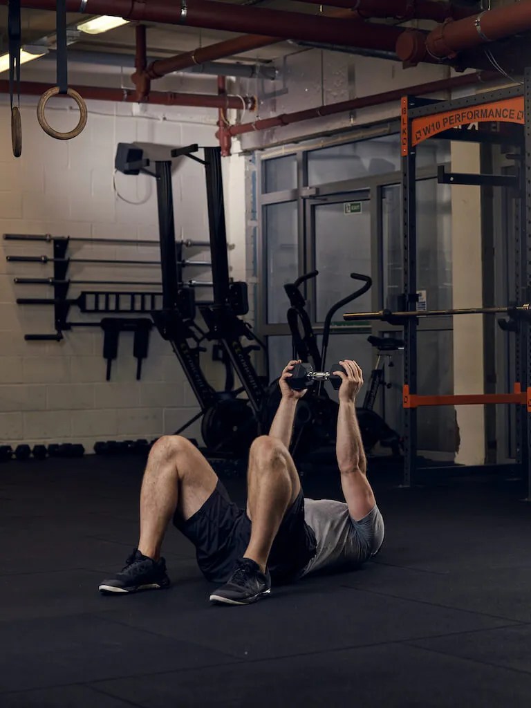 dumbbell crunch reach