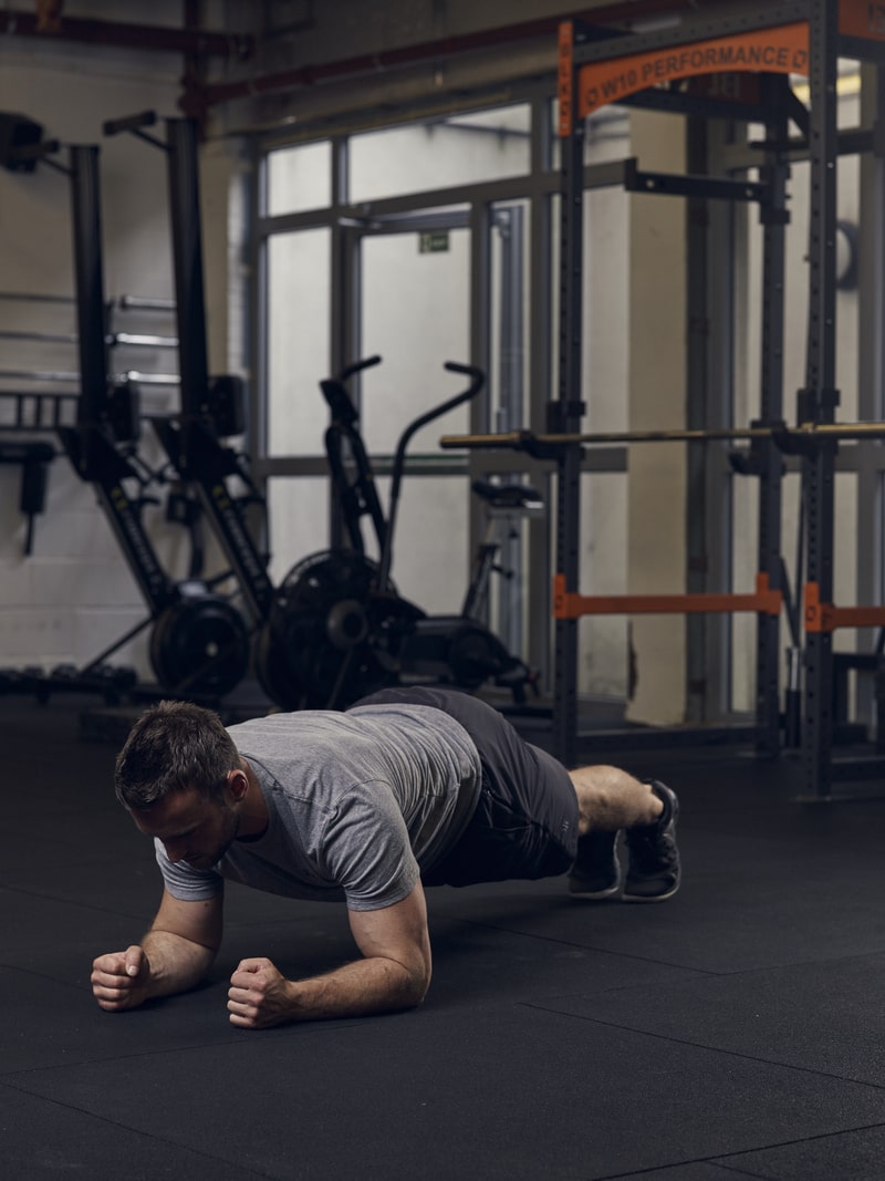 man demonstrates plank, one of the best bodyweight exercises for core strength